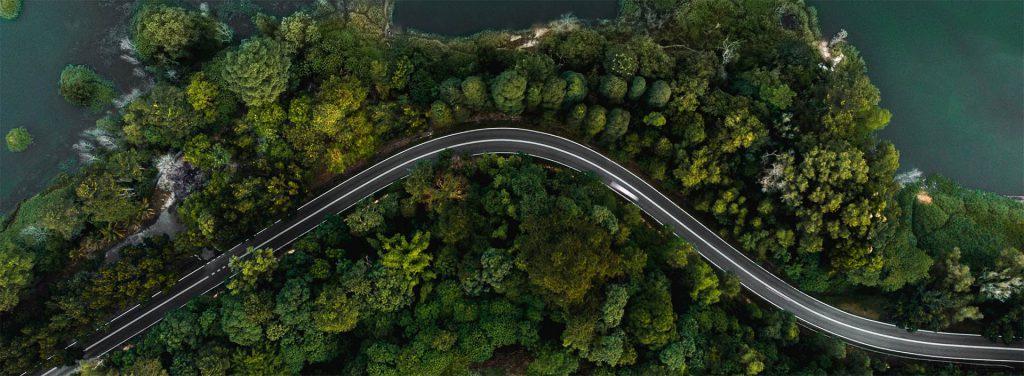 Tie ja metsää ylhäältä päin kuvattuna